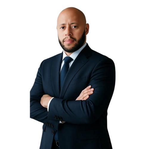 Douglas Nunes, consultor da RWE Telemedicina, de terno azul-marinho e braços cruzados